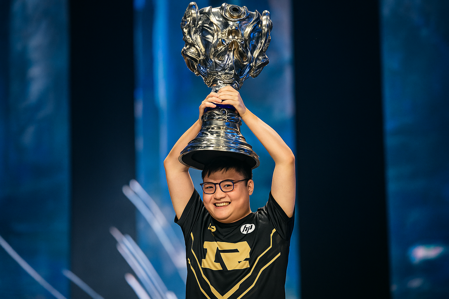 Uzi celebrando con trofeo de League of Legends