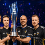 Fotografía digital de alta resolución mostrando a cuatro jugadores de Team Vitality sosteniendo un trofeo con el logo de BLAST en un escenario, con una multitud emocionada al fondo.