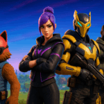 Cuatro personajes de Fortnite posando juntos en un paisaje futurista, listos para la batalla