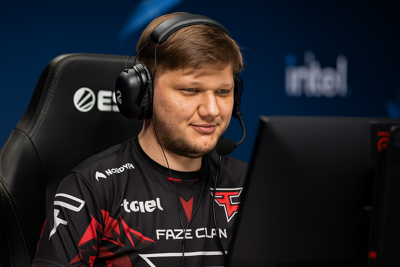 S1mple concentrado jugando CS2 con FaZe Clan durante un torneo de e-sports