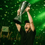 Jugador de Call of Duty levantando trofeo en final de campeonato