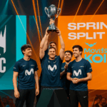 Jugadores de Movistar KOI celebrando con trofeo en escenario LEC