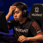Jugador profesional de VALORANT concentrado en torneo con expresión preocupada