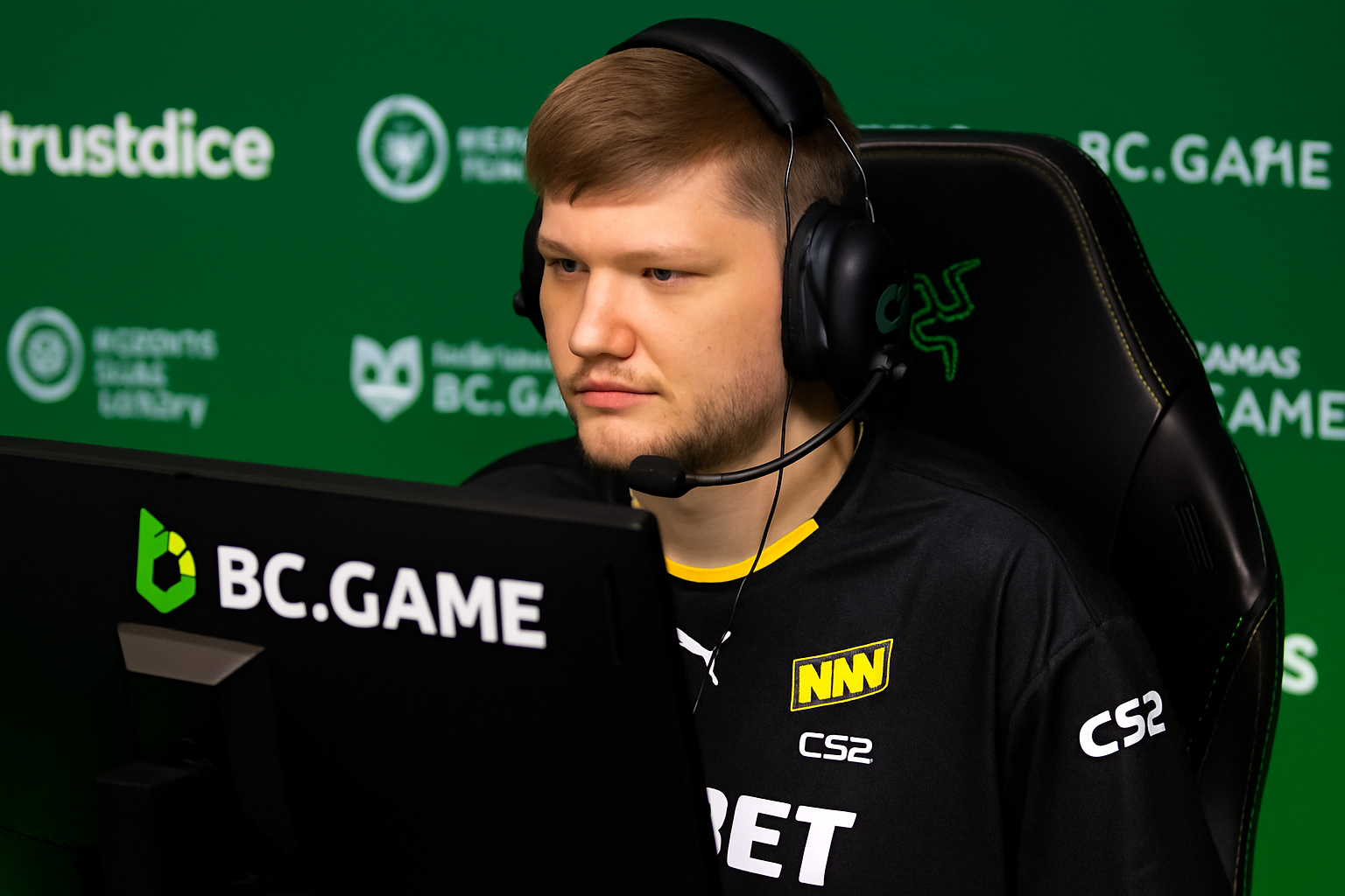Jugador profesional de CS2 s1mple posando con uniforme de BC Game Esports, listo para su debut competitivo.