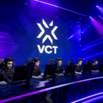 Escenario profesional de VALORANT con jugadores compitiendo en VCT 2025