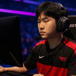 Jugador de T1 concentrado jugando League of Legends en MSI 2025