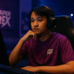 Jugador profesional de VALORANT de Paper Rex sentado reflexionando en un escenario de esports