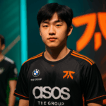 Nuevo mid laner coreano de Fnatic posa listo para debutar en la LEC con el logo del equipo de fondo.