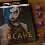 Edición Steelbook 4K de Arcane con dados morados y póster, destacando su lanzamiento físico sin escenas inéditas.
