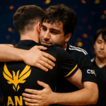 Jugadores de esports abrazándose en el escenario tras la final del CS2 Austin Major, con confeti cayendo a su alrededor.