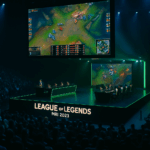 Momento electrizante del evento MSI 2025 de League of Legends, mostrando la arena llena, equipos en sus estaciones de juego y una pantalla gigante con la acción.