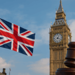 Fotografía digital de un mazo judicial frente al Big Ben y bandera británica, ilustrando reformas legales en Reino Unido.