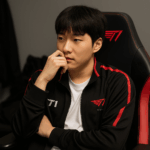 Jugador profesional de esports de T1 pensativo en camarín, vistiendo chaqueta oficial del equipo, antes de un torneo internacional.
