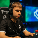 Jugador profesional de League of Legends de MKOI concentrado durante una partida del MSI 2025
