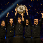Equipo de Dota 2 celebrando con el Aegis de The International