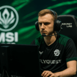 Jugador de FlyQuest concentrado en el MSI 2025