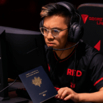 Jugador de PRX concentrado en un torneo de VALORANT con su pasaporte a la vista, simbolizando los problemas de visa rumbo a Champions.