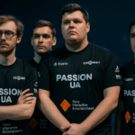Jugadores de Passion UA posando en escenario de esports tras su fichaje tras la salida de Complexity de Counter-Strike.