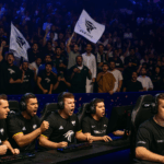 Fanáticos de Falcons en la EWC CS2 con ambiente encendido en la arena de esports.