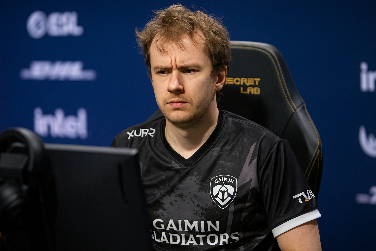 Jugador de Gaimin Gladiators en torneo de Dota 2 concentrado en partida