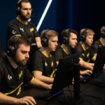 Jugadores de NAVI compitiendo en la LEC 2025 con camisetas negras y amarillas