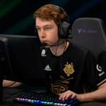 Leaf de G2 Esports concentrado jugando VALORANT en torneo oficial.