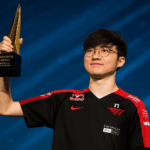 Faker levantando el trofeo como Jugador de la Década en los Esports Awards, vistiendo la camiseta de T1.