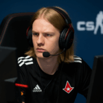 Jugador profesional de CS2 concentrado durante torneo con la camiseta de su equipo