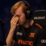 Jugador de Fnatic en torneo de VALORANT mostrando frustración durante partida competitiva