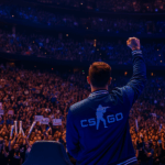 Público en vivo en torneo de Counter-Strike 2 durante IEM con jugadores en escenario principal