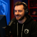 Sliggy transmitiendo en vivo partidas de VALORANT en setup de streaming profesional