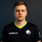 Jugador profesional de CS2 fichado por Team Spirit posando con la camiseta oficial del equipo.