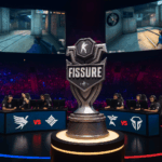 Trofeo del torneo FISSURE en el escenario central de un campeonato de CS2, con equipos compitiendo y público animando en la arena.