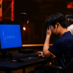 Jugador de VALORANT con problemas técnicos en pleno VCT Champions París, mostrando frustración por fallas de PC.