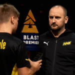 B1ad3 y s1mple en NAVI durante un torneo de CS2, mostrando el contraste entre logros y cambios en el equipo.