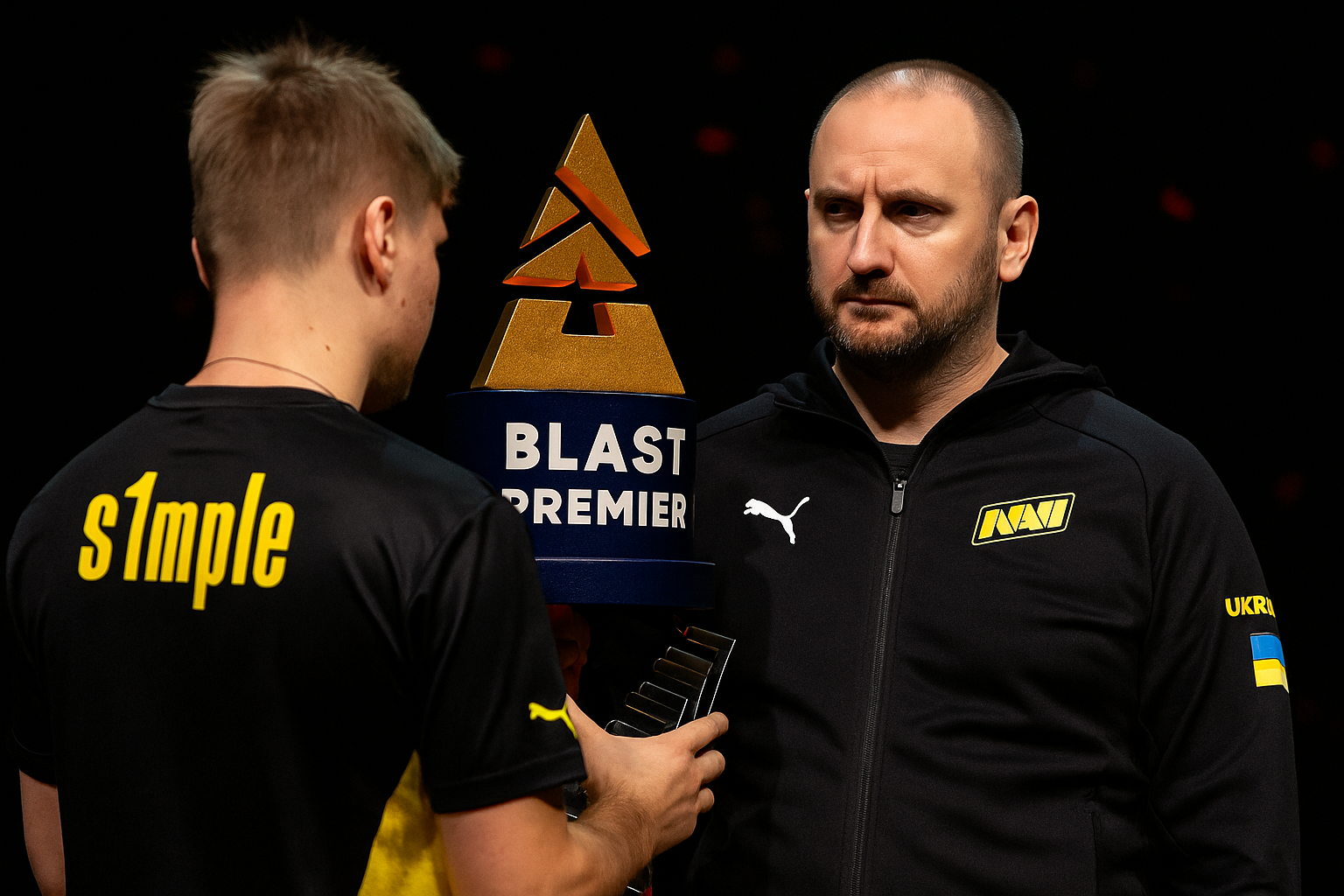 B1ad3 y s1mple en NAVI durante un torneo de CS2, mostrando el contraste entre logros y cambios en el equipo.