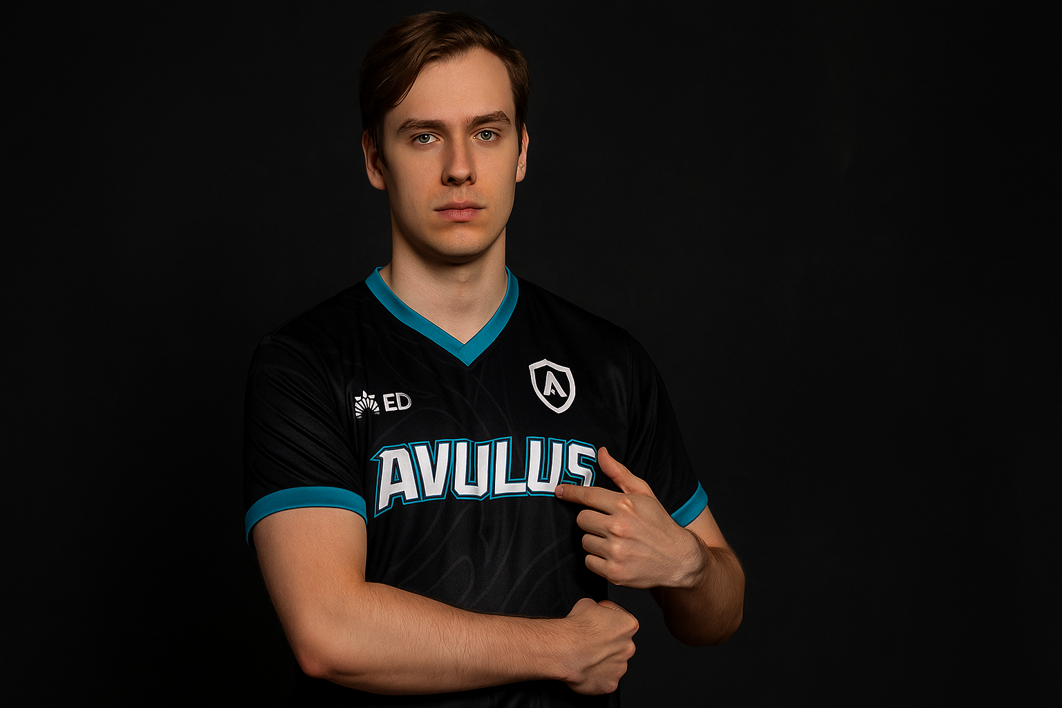 Jugador de AVULUS mostrando la camiseta oficial del equipo en foto promocional.