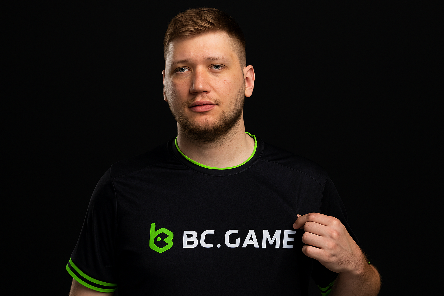 S1mple mostrando la camiseta oficial de BC.Game en formato horizontal.