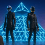 Daft Punk sobre escenario piramidal futurista en Fortnite con luces de neón azules y fondo estrellado.
