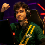 Aspas celebrando con la camiseta de MIBR en un torneo de VALORANT, mostrando confianza y energía en el escenario.