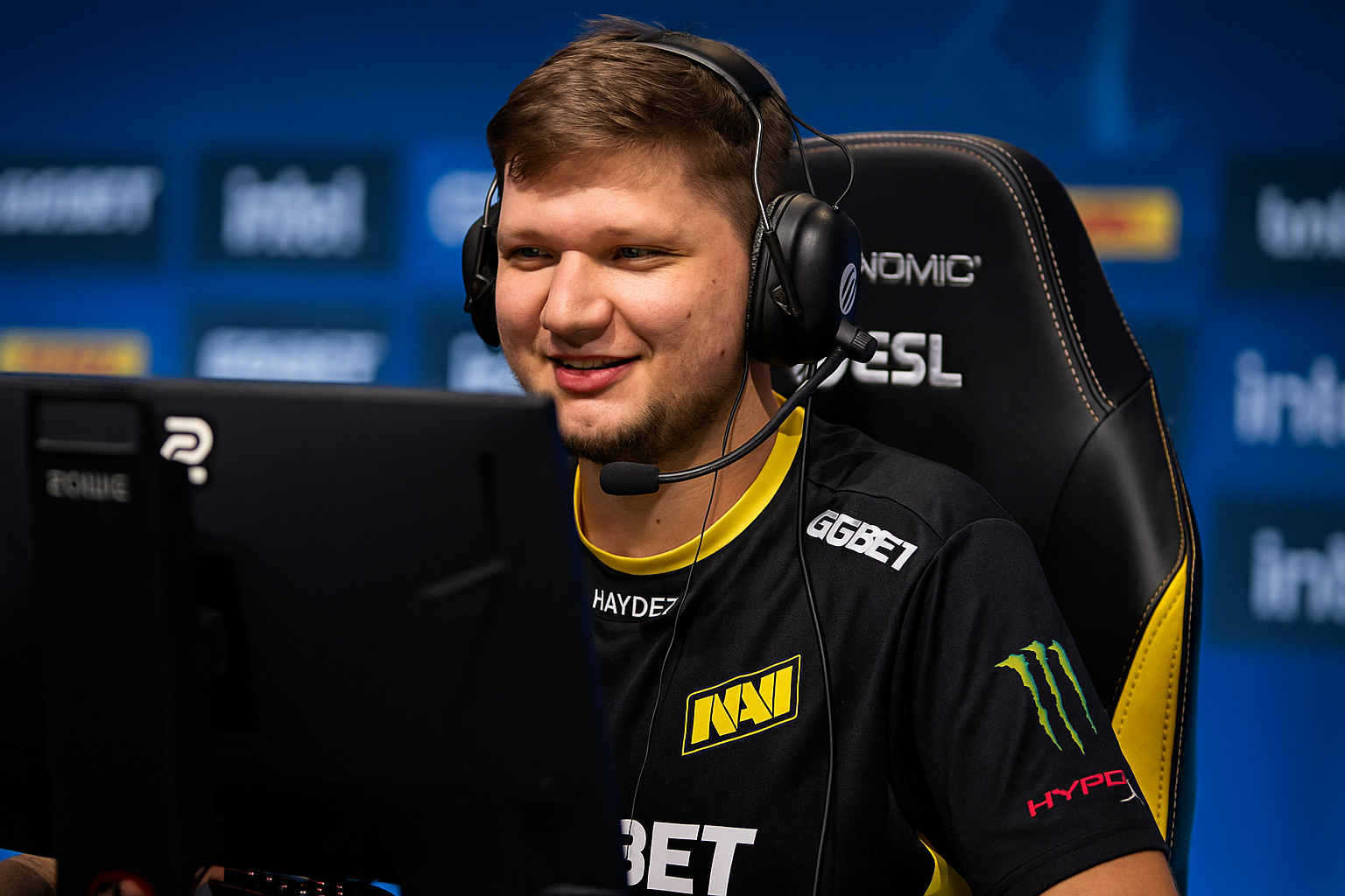 S1mple concentrado jugando con NAVI en torneo de CS2, inspiración de donk
