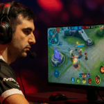 Jugador profesional concentrado jugando Mobile Legends en torneo de esports