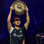 Insania levantando el trofeo del Aegis en el escenario tras ganar The International con Team Liquid.