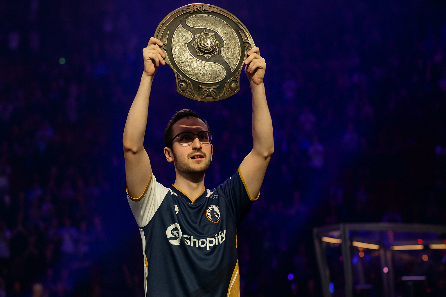 Insania levantando el trofeo del Aegis en el escenario tras ganar The International con Team Liquid.