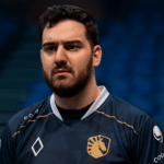 Bwipo mirando serio en un escenario de esports antes de Worlds 2025.