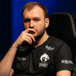 Miposhka pensativo con la camiseta de Team Spirit durante una pausa en un torneo de Dota 2.