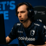 jugador profesional de Dota 2 de Team Liquid concentrado durante un torneo con luces azules y ambiente competitivo