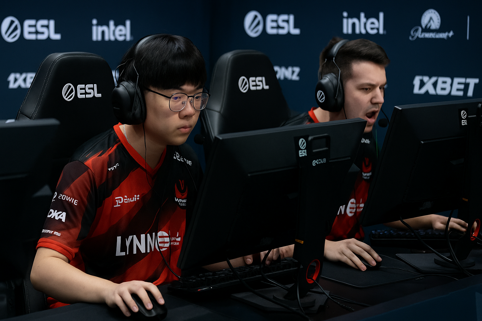 Jugadores de Lynn Vision Gaming compitiendo en torneo ESL de Counter-Strike 2 con ambiente de luces azules y rojas