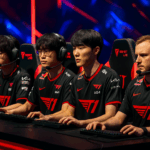 Jugadores de T1 compitiendo en un partido de League of Legends durante Worlds 2025 con ambiente de torneo.