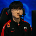 Faker concentrado durante una partida en Worlds 2025 con luces rojas y azules en el escenario de e-sports.
